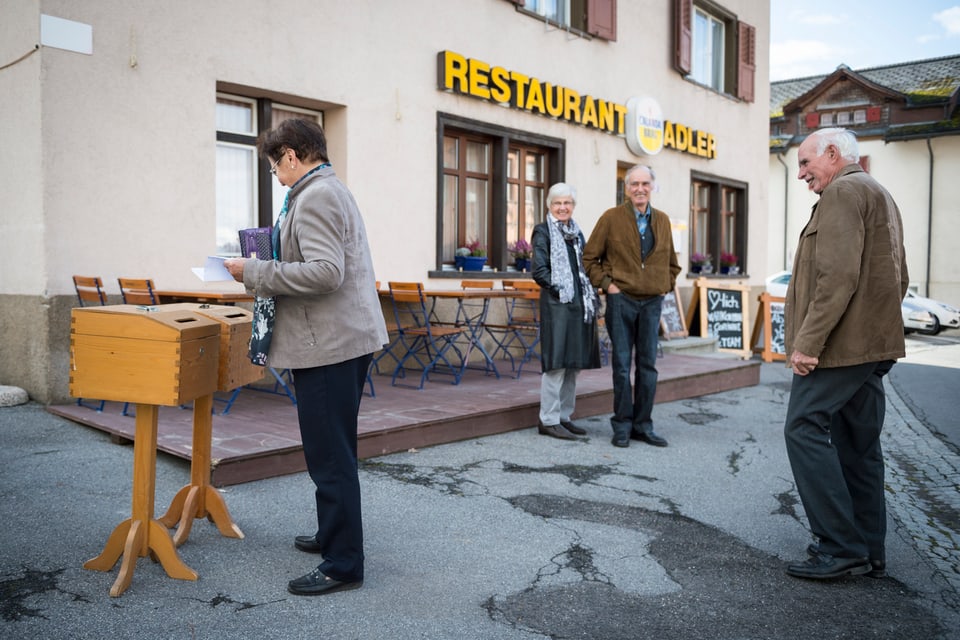 Dorfbewohner stimmen an der Urne ab - in Obersaxen Meierhof GR.