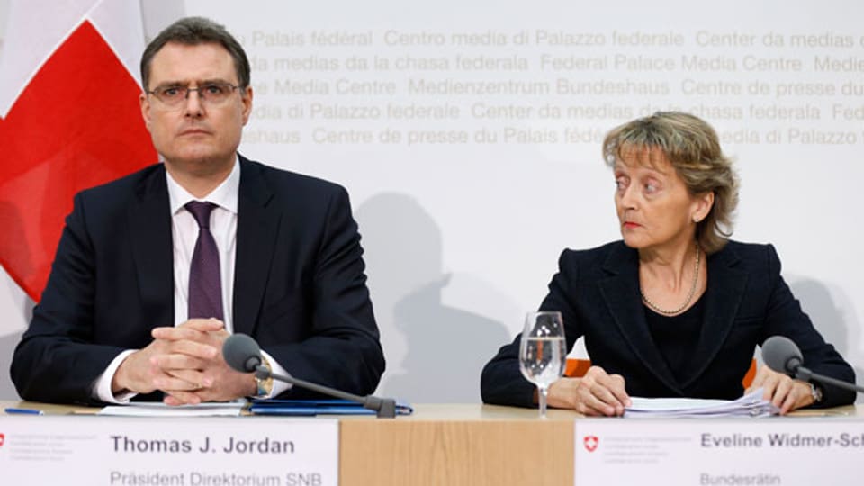 UBS und Credit Suisse müssen künftig mindestens fünf Prozent ihres harten Eigenkapitals als Reserve halten. Bundesrätin Eveline Widmer-Schlumpf (rechts) und Thomas J. Jordan, Präsident SNB.