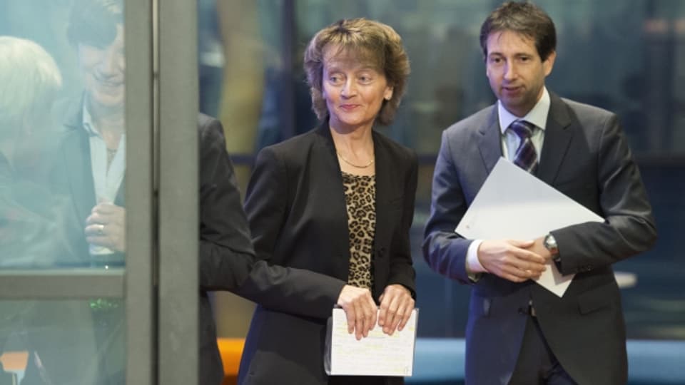 Eveline Widmer-Schlumpf betritt mit Bundesratssprecher André Simonazzi das Medienzentrum beim Bundeshaus (28. Oktober 2015).