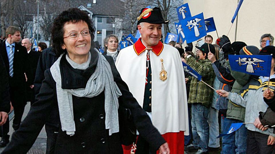 Am 20. Dezember 2007 wurde Eveline Widmer-Schlumpf von der Felsberger Bevölkerung herzlich empfangen. Nach ihrer Rücktrittserklärung sind in ihrer Wohngemeinde kaum kritische Stimmen zu hören.