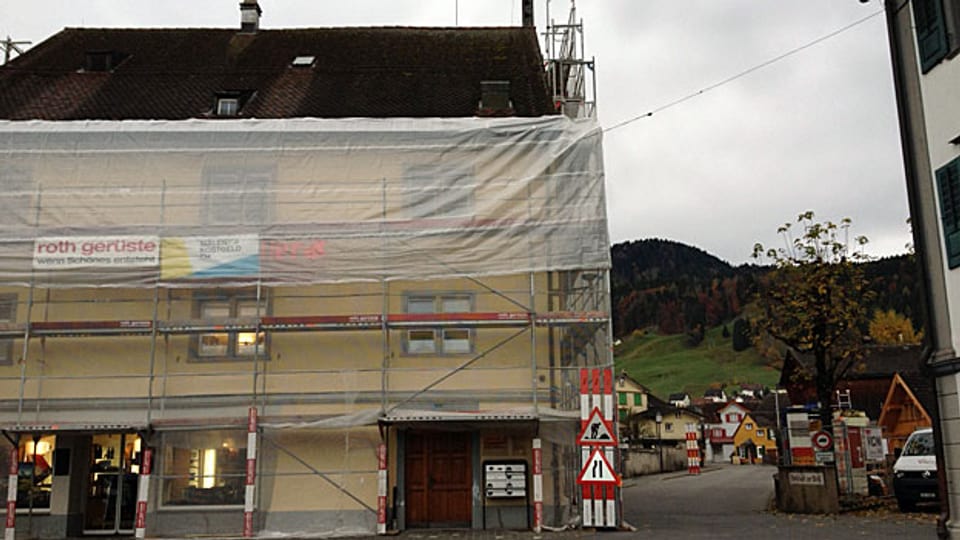 Im Zentrum der Kantonshauptortes Appenzell  wird umgebaut. Blick auf ein eingerüstetes Haus.
