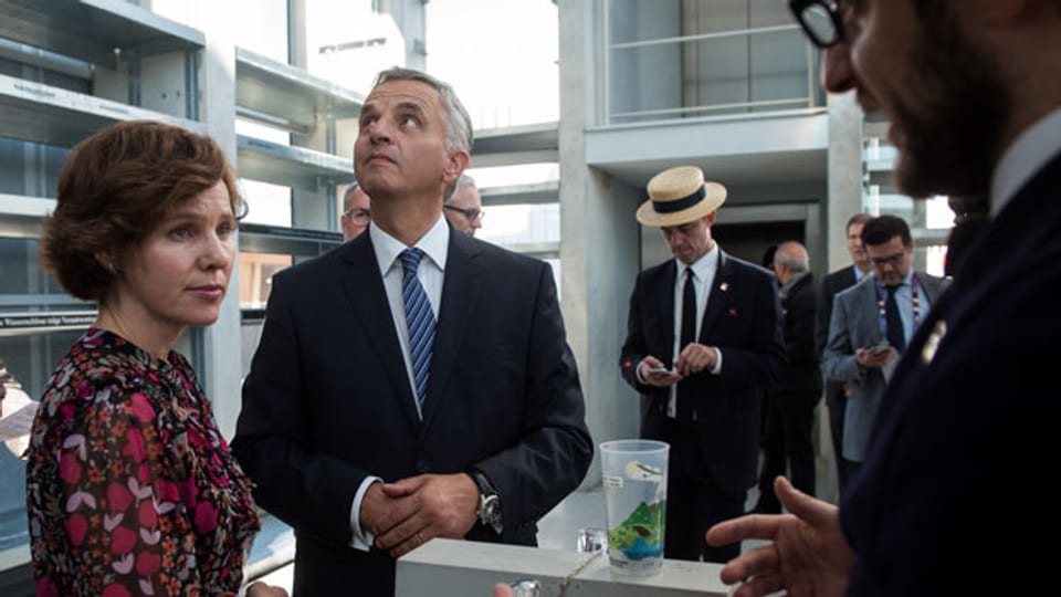 Bundesrat Didier Burkhalter und seine Frau Friedrun Sabine betrachten den Schweizer Pavillon, am Freitag, 30. Oktober 2015, an der Expo in Mailand.