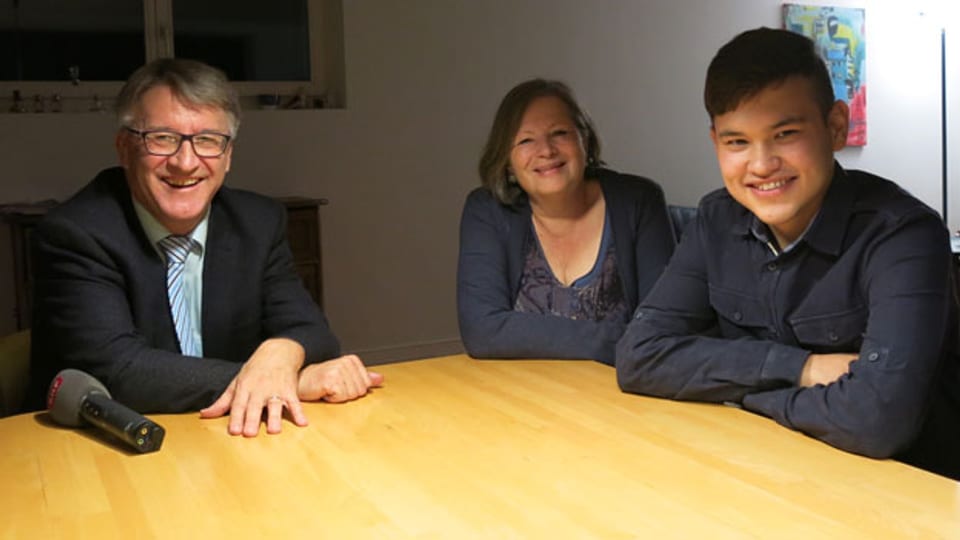 Regierungsrat Markus Züst, Christa Züst und der 15-jährige Hamed – im Wohnzimmer der Familie Züst in Altdorf.
