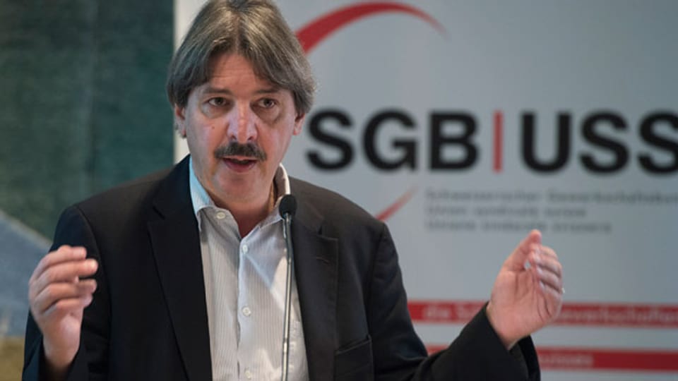 Paul Rechsteiner, Präsident Schweizerischer Gewerkschaftsbund (SGB) fordert den besseren Schutz von Arbeitsplätzen, Löhnen und die Erhaltung der Bilateralen am 6. November 2015 in Bern.
