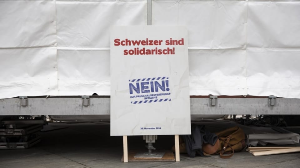 Ein Plakat mit der Aufschrift «Nein zur Pauschalbesteuerungsinitiative» nach einer Kundgebung im November 2014.