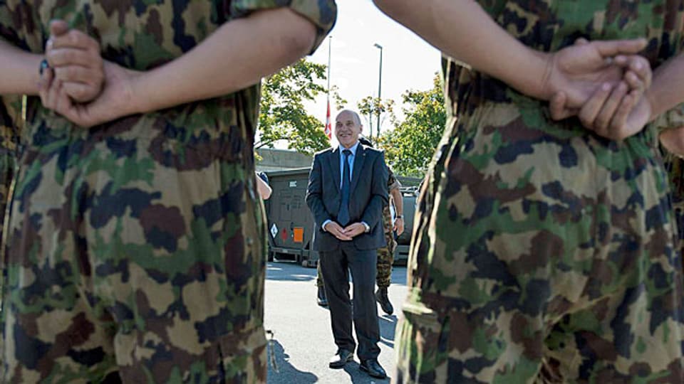 Die Armeereform ist voerst gerettet - der Konflikt ums Geld aber ist nur auf später verschoben. Bild: Bundesrat Ueli Maurer beim Besuch einer Rekrutenschule.