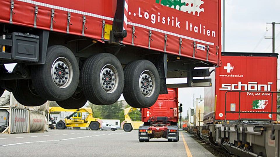 Die Gütertransporte auf der Strasse sind zwar von 1,4 Millionen auf eine Million zurückgegangen; das zeigt der neue Bericht des Bundesrates zur Verkehrsverlagerung. Trotzdem müssen noch mehr Güter auf die Schiene verlagert werden.