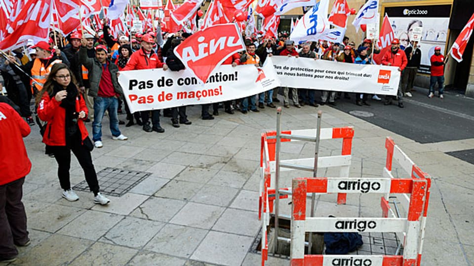 Endlich haben sich Gewerkschaften und Baumeister auf einen Gesamtarbeitsvertrag geeinigt. Bild: Protest von Unia-Gewerkschaftern.