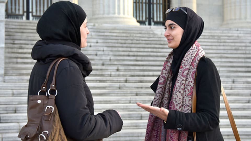 Das Mädchen darf das Kopftuch während des Unterrichts tragen – das entschied das Bundesgericht. Bild: Repräsentantinnen des Islamischen Zentralrats vor dem Bundesgericht  in Lausanne am 11. Dezember 2015.