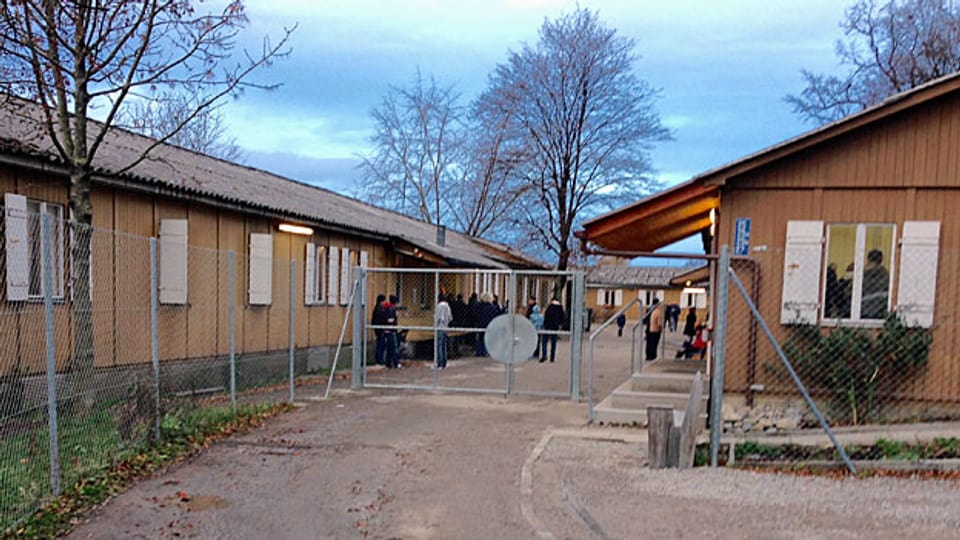 Der Bund, der für das Test-Asylzentrum in Zürich Altstetten verantwortlich ist, hat bewusst auf eine interne Schule gesetzt. Das erspare den Volksschulen im Quartier ein Kommen und Gehen. Ausgelegt war das Schulkonzept auf 24 Kinder in zwei Klassen, jetzt sind es fast 70, verteilt auf vier Klassen.
