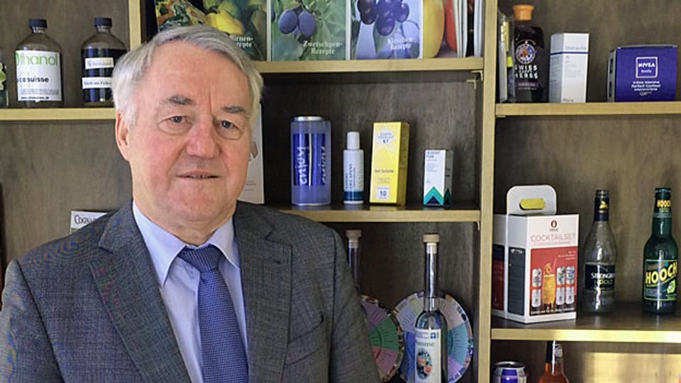 Fritz Etter, Noch-Chef der Eidgenössischen Alkoholverwaltung, spricht in seinem Büro über Alkohol, seine Pensionierung – und die Kater nach Silvesterfeiern.