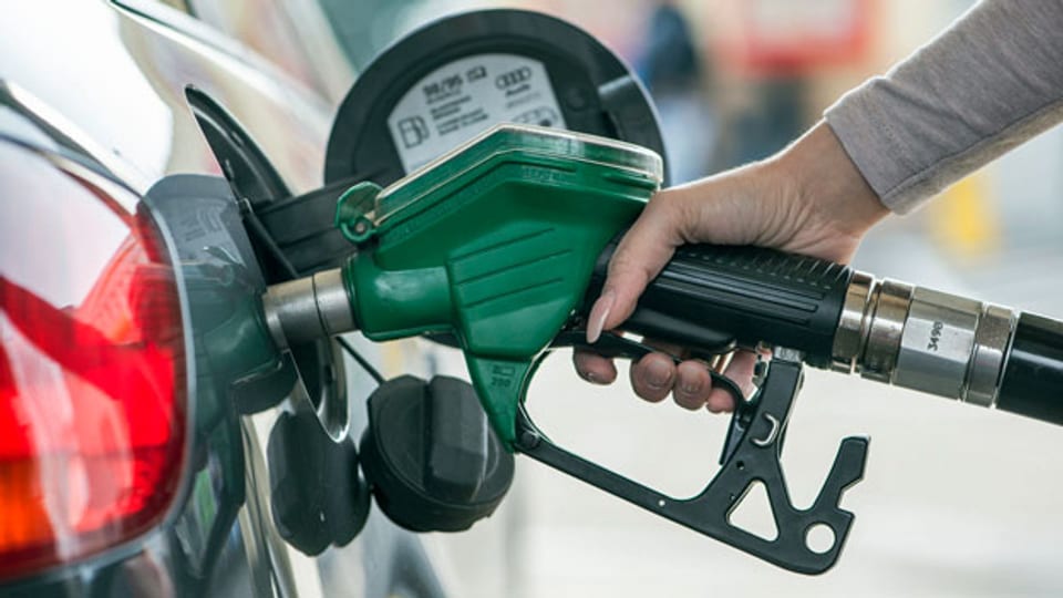Bis zu drei Franken würde der Liter Benzin kosten, wenn am 8. März 2015 die Initiative «Energie- statt Mehrwertsteuer» angenommen würde.