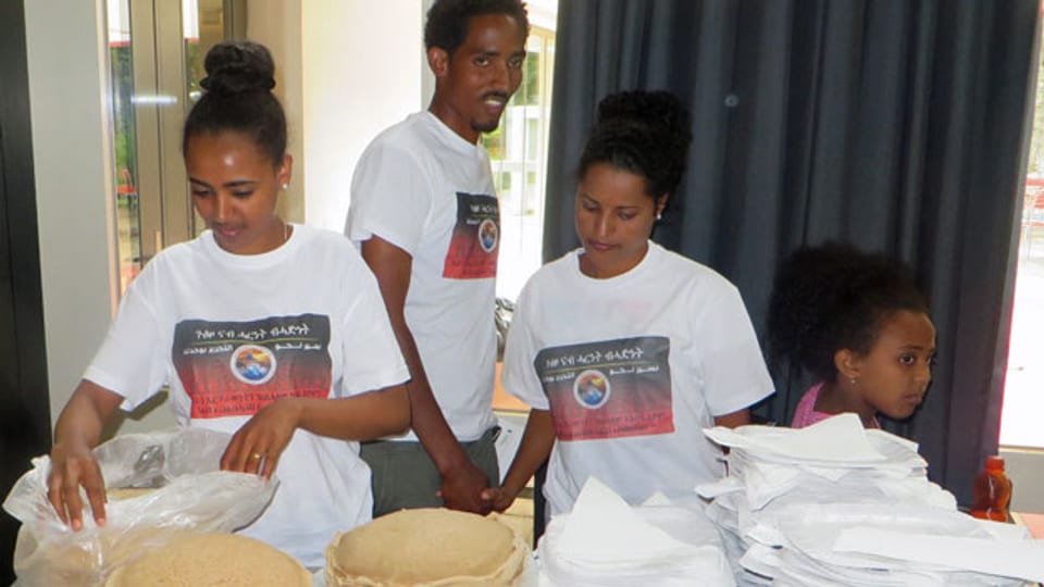 Mittagsbuffet mit Injera (eritreisches Fladenbrot) am Kongress der ESMNS (Eritrean Solidarity Movement for National Salvation; Eritreische Solidaritätsbewegung zur Nationalen Errettung) in Heiden (AR).