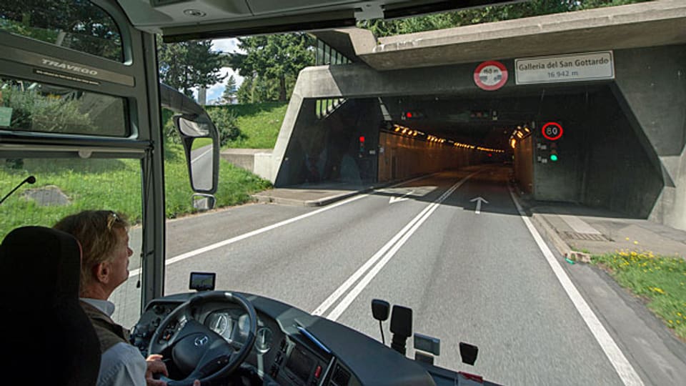 Auch Verkehrsministerin Doris Leuthard soll zu einem früheren Zeitpunkt in der zuständigen Kommission gesagt haben, die Schweiz würde doch kaum zwei Tunnels bauen und dann je eine Spur leer lassen, das erinnere sie an Seldwyla. Inzwischen hat sie ihre Meinung geändert.