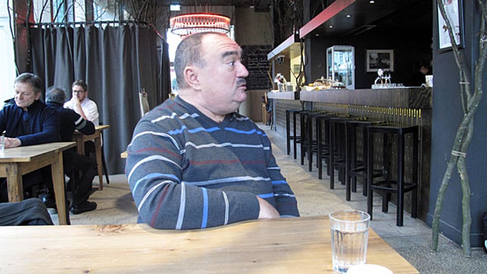 Das RAV hat den 62-jährigen Jonel Samanc ins Programm des Restaurants Libelle geschickt. Es ist es vielfältige Gruppe von Menschen - Arbeitslose, Flüchtlinge, Sozialhilfeempfänger oder Menschen mit leichten Behinderungen - die hier den Einstieg oder Wiedereinstieg in die Arbeitswelt versucht.