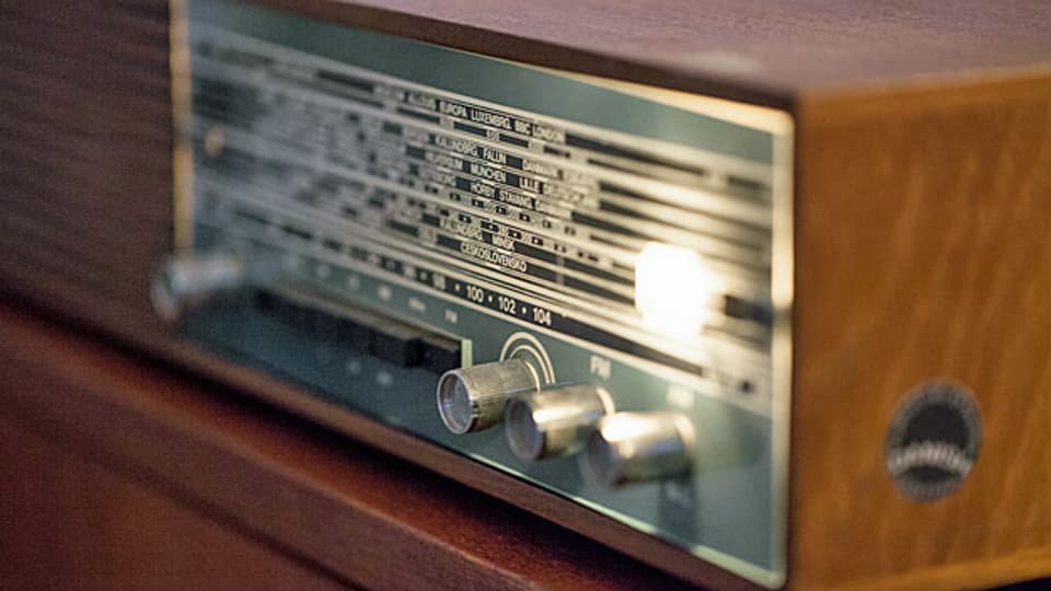 Radio galt lange als flüchtiges Medium, aber inzwischen kann jede und jeder dank Internet und Podcast Radiosendungen nachhören. Wer aber, wie etwa Historiker und Historikerinnen, länger in die Vergangenheit hören will, steht vor Problemen. Alte Töne sind schwieriger zu archivieren als Papier.