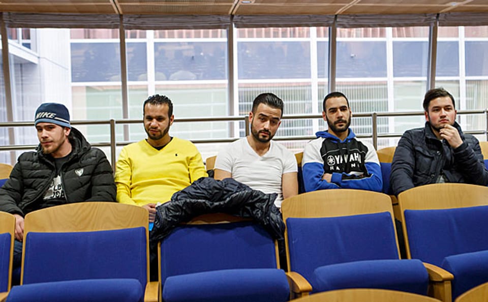 Der Anwalt fordert, dass den Leuten wenigstens der Lohn weiterbezahlt wird, während die vertieften, geheimen Abklärungen der Behörden laufen. Bild: Fünf der betroffenen Flughafenangestellten.