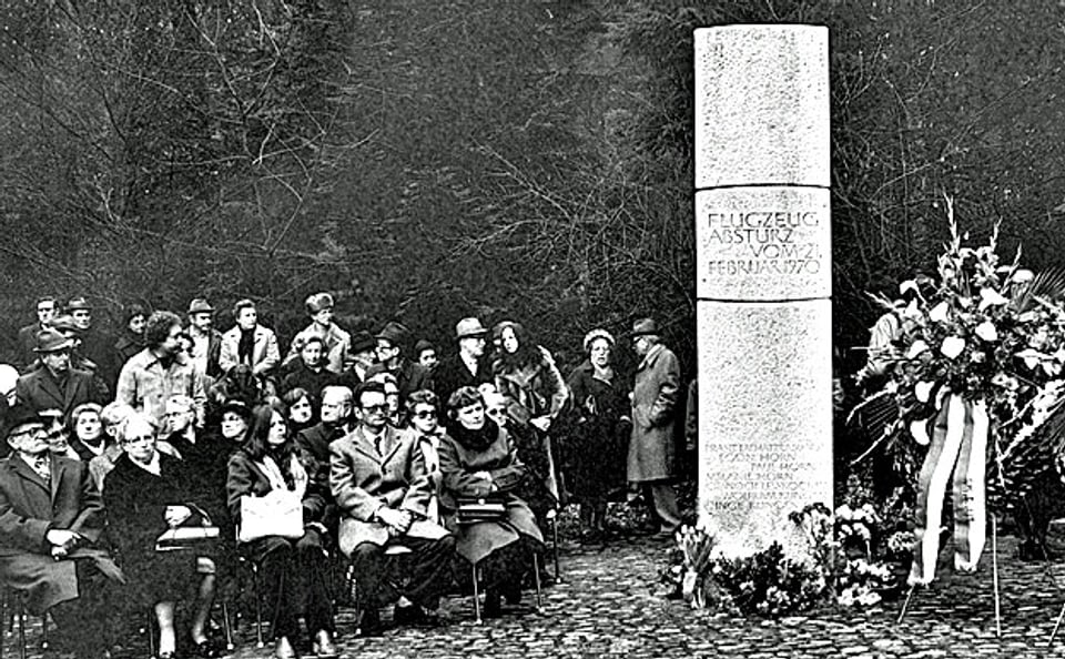 «Goodby Everybody». Mit den beiden Piloten der Swissair-Maschine verloren 45 weitere Personen das Leben. Bild: Gedenkfeier für die Opfer im Jahr 1980, beim Denkmal an der Absturzstelle.