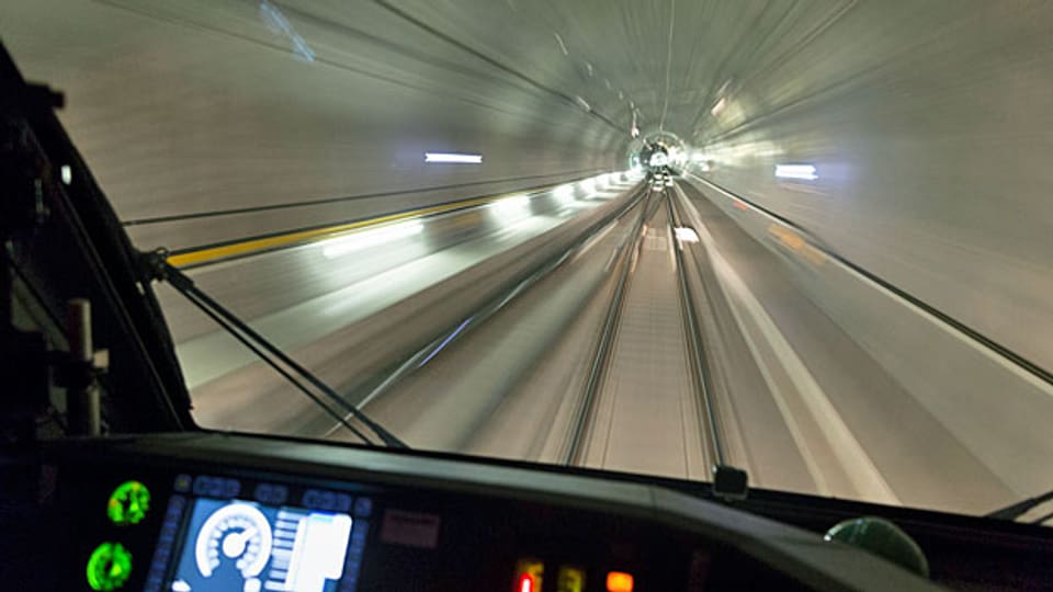 Selbst, wenn ein Zug mitten im Gotthard-Basistunnel Feuer fangen würde, kämen alle sicher aus dem Tunnel, versichert die SBB.
