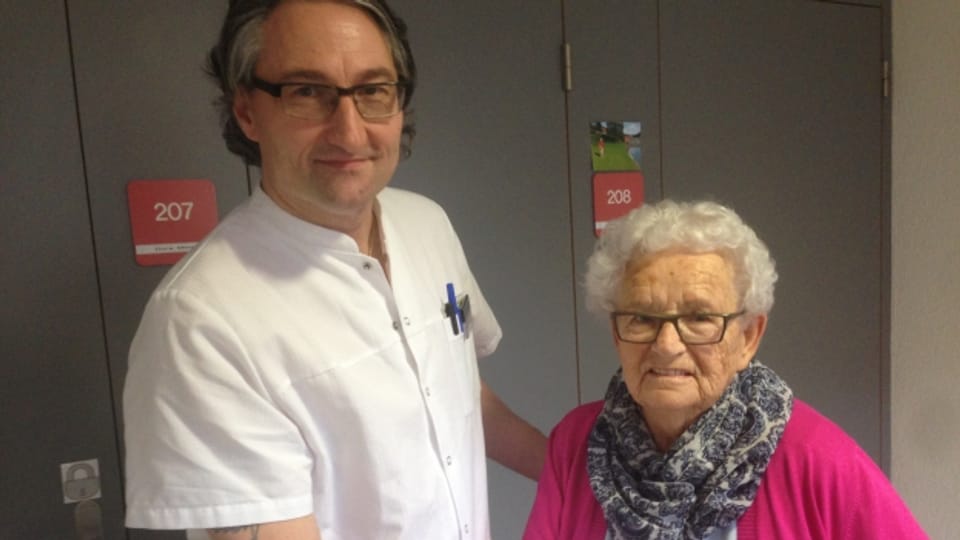 Späte Berufung: Renato Ugolini (51) blüht auf in seiner Lehre als Fachmann Gesundheit. Die 86jährige Trudi Bär schätzt sein Alter: «Wir nehmen ihn eher für voll.»