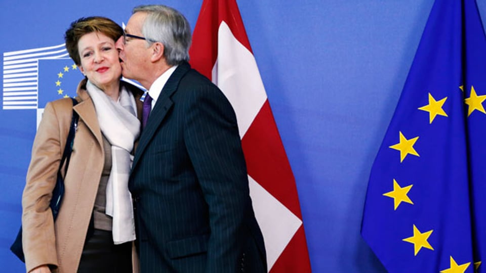 Am Anfang war der Sieg der SVP – dann folgte der Kuss. Bild: Bundespräsidentin Simonetta Sommaruga und Jean-Claude Juncker, EU-Kommissionspräsident.