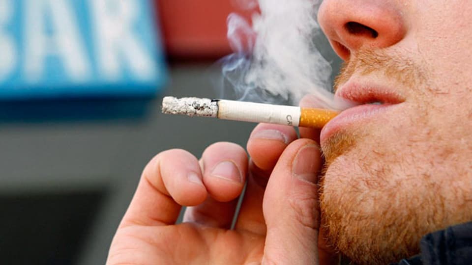 Der Anteil der jungen Raucherinnen und Raucher zwischen 15 und 19 Jahren steigt wieder an.