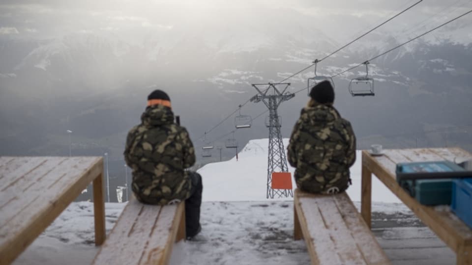 Wintersportler machen Pause auf dem Crap Sogn Gion.