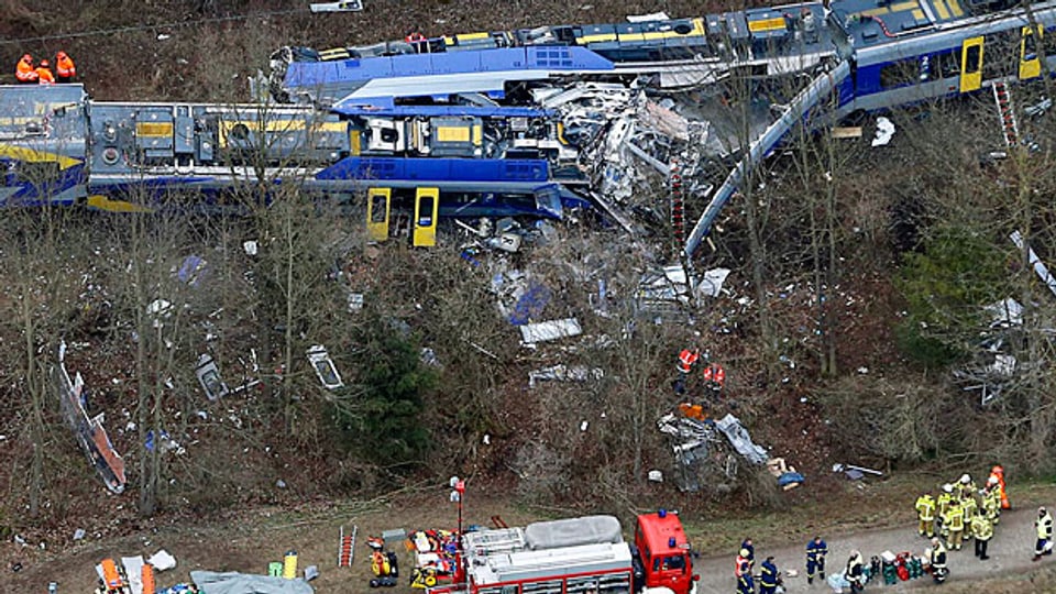 Nach dem Frontalzusammenstoss zweier Regionalzüge in der Nähe von Bad Aibling sind die Rettungskräfte gefordert.