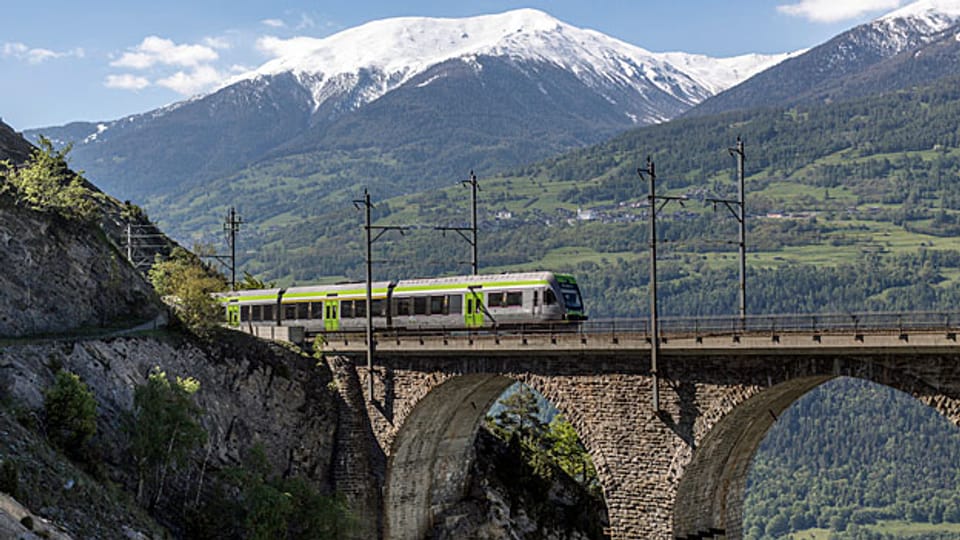Mit finanzieller Unterstützung der Region betreibt die BLS Marketing für den Zug. «Lötschberger» heisst er, spezielle Angebote sollen Bahnbenützerinnen und -benützer in die Berge locken; günstige Tageskarten bietet die Bahn an, und sie unterhält auch Wanderwege.