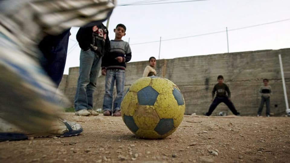 Überall auf der Welt lieben Kinder das Fussballspielen. Der Weltfussballverband Fifa hat sich zum Ziel gesetzt, mithilfe von Entwicklungsprojekten Menschen glücklicher zu machen.