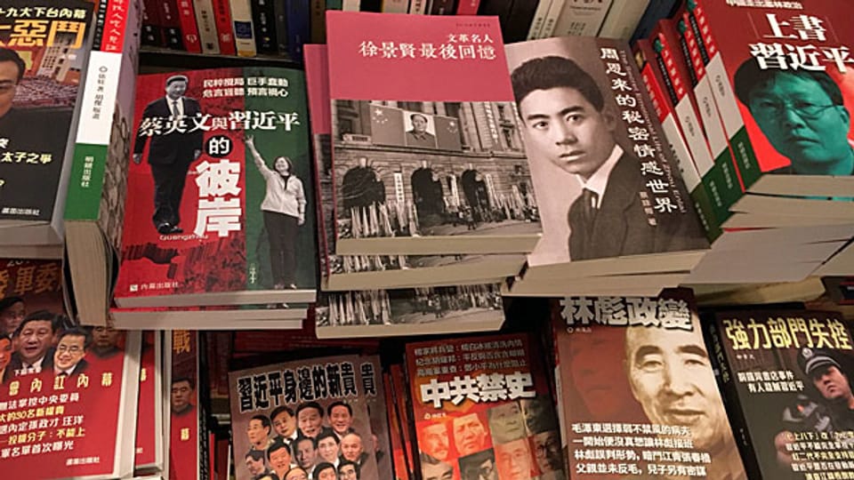 Viele der verbotenen Bücher sind voller Klatsch und Tratsch. Quellen werden keine genannt, es sind eher Romane als Sachbücher. Die Titel, die ausliegen: «Die Frauen der hohen Beamten», «Der Kampf in der Partei» oder «Die geheime Liebe von Zhou Enlai» über eine angebliche Beziehung zwischen Chinas erstem Premier zu einem Mitstudenten.