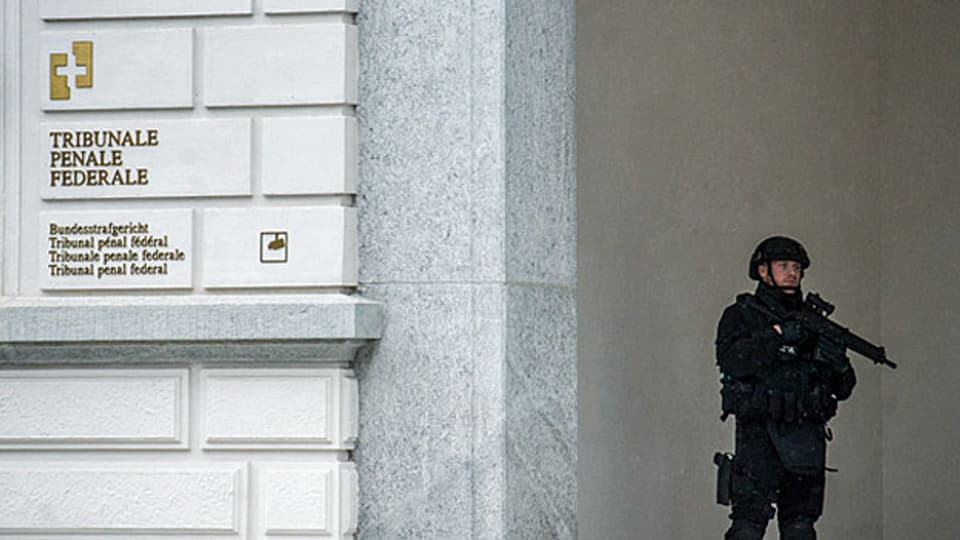 Der erste Terrorprozess in der Schweiz findet unter massiven Sicherheitsmassnahmen am Bundesstrafgericht in Bellinzona statt.