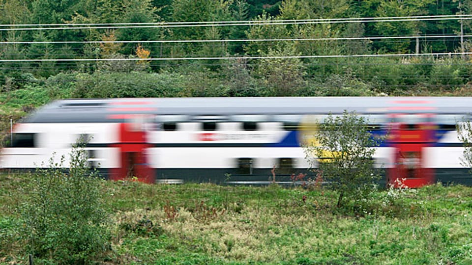 Der Bund setzt auf eine neue Bahn-Direktverbindung zwischen Aarau und Zürich-Altstetten. Bild: Ein Zug auf der Fahrt zwischen Bern und Zürich. «Mehr Zug für die Schweiz» war der Slogan der SBB für die Bahn 2000.