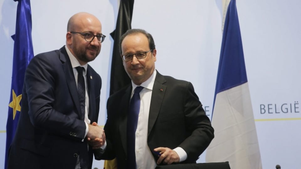 Belgiens Premier Michel und Frankreichs Präsident Hollande zeigen sich erleichtert nach der Verhaftung eines Paris-Attentäters in Brüssel