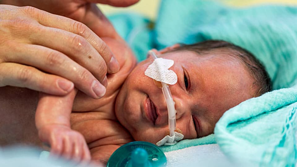 Wiegt ein Kind bei der Geburt weniger als 2'000 Gramm, dann gilt das per Definition als Geburtsgebrechen und ist ein Fall für die Invalidenversicherung. Bild: ein «Frühchen» im Unispital Zürich.