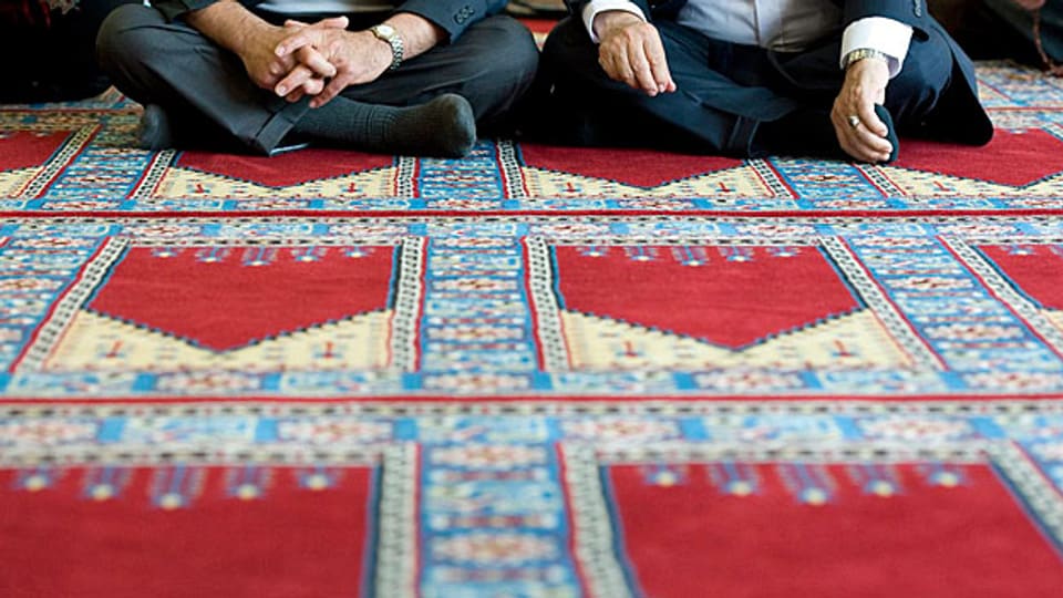 Muslime vor dem Gebet im türkisch-islamischen Zentrum in Ostermundigen bei Bern