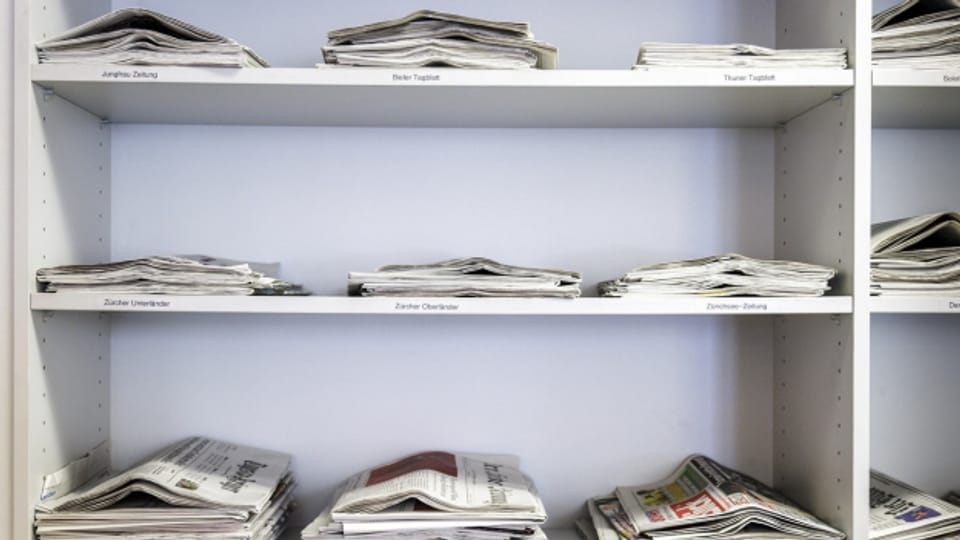 Schweizer Zeitungen, aufgelegt in der Journalistenschule MAZ in Luzern.