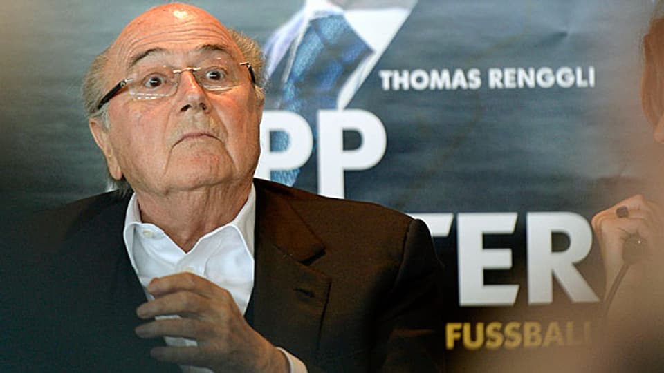 Blatter wollte Fussball-Fan Nkurunziza vom Präsidentenstuhl weglocken: «Lass doch diese dritte Amtszeit, komm lieber zur Fifa.» Bild: Sepp Blatter bei der Präsentation des Buches von Thomas Renggli.