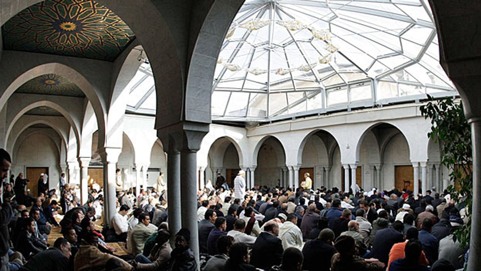 Moschee-Direktor Ahmed Beyari will die muslimische Gemeinschaft noch besser integrieren, auch in der Nachbarschaft wo die Moschee steht, er ist sich aber auch bewusst, wie schwierig es ist, die Einstellung aller genau zu kontrollieren - denn gerade im internationalen Genf ist die Gemeinschaft sehr vielfältig.