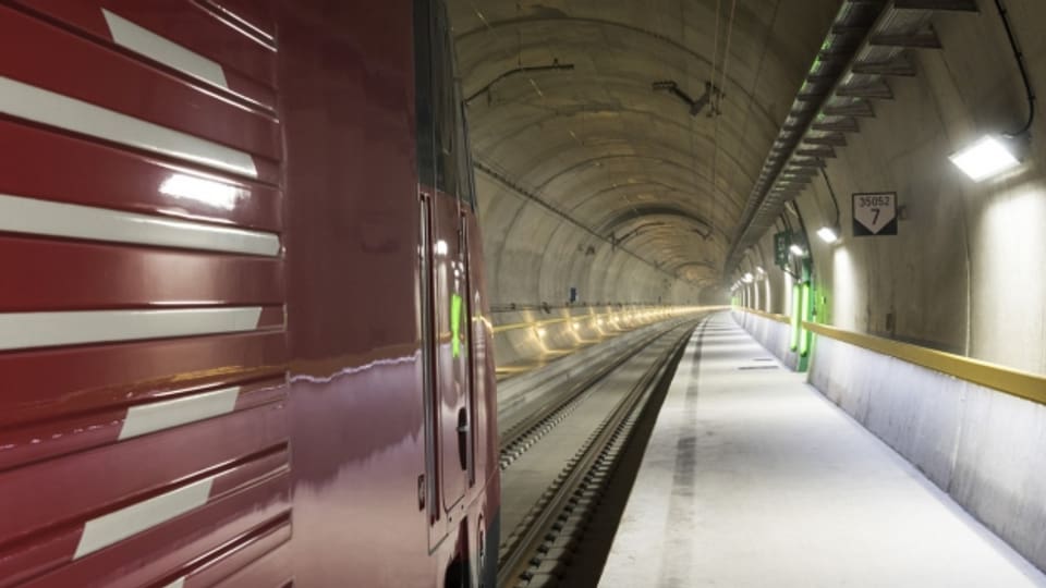 Ein Testzug im Gotthard-Basistunnel, der am 1.Juni eingeweiht wird.