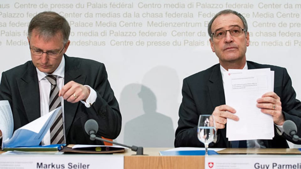 An der Medienkonferenz vom 2. Mai 2016 präsentieren der Nachrichtendienstchef Michael Seiler und Bundesrat Guy Parmelin den neusten Sicherheitsbericht.