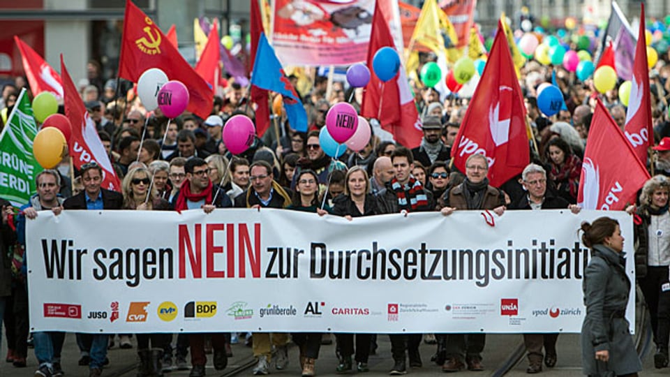 Nicht junge Politabstinente haben im Wesentlichen zum Nein zur Durchsetzungs-Initiative geführt, sondern vielmehr Menschen, die von sich selber behaupten, jedes Mal an einer Abstimmung teilzunehmen. Demonstration der Gegenerinnen und Gegner am 6. Februar 2016 in Zürich.
