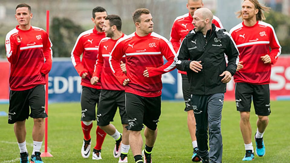 Xherdan Shaqiri (Mitte) während des Trainings der Schweizer Fussball-A-Nationalmannschaft, am 21. März in Freienbach.