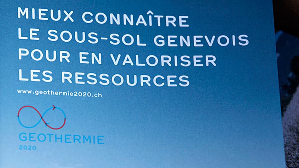 «Mieux connaître le Sous-Sol Genevois», steht auf einem Plakat, das für das Genfer Geothermie-Projekt wirbt.