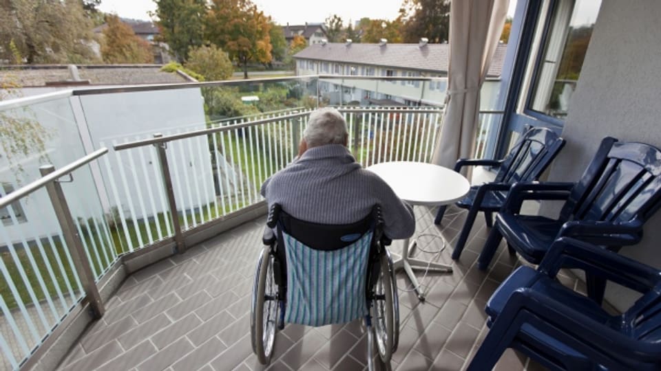 Die Schweizer Bevölkerung wird immer älter. Die Pflegekosten steigen.