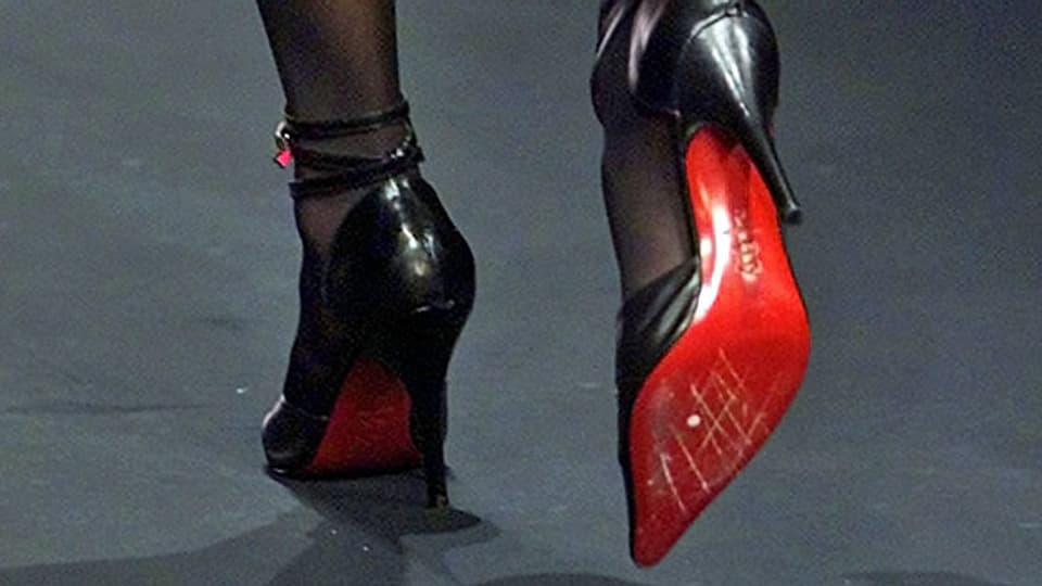 Hochhackige Schuhe mit roten Sohlen – nicht von Christian Louboutin, sondern vom französischen Designer Jean-Charles de Castelbajac, aus dem Jahr 2001.