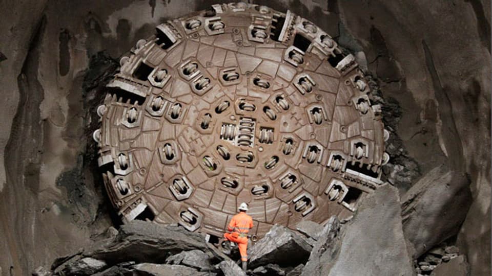 Ein Mineur bei der Tunnelbohrmaschine «Sissi». Mit 57 km ist der neue Gotthard-Basistunnel der längste Tunnel der Welt. Er kostet über 13 Milliarden Schweizer Franken. Das Werk  bildet das Herzstück der neuen Eisenbahn-Alpentransversale NEAT.