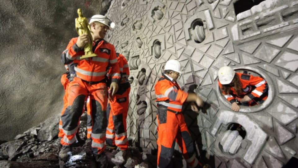 Mineure steigen am Mittwoch, 16. September 2009, im Gotthard-Basistunnel mit der Heiligen Barbara durch die Tunnelbohrmaschine Gabi 2, nachdem diese die letzten Meter Fels zwischen Erstfeld und Amsteg durchbrochen hat.