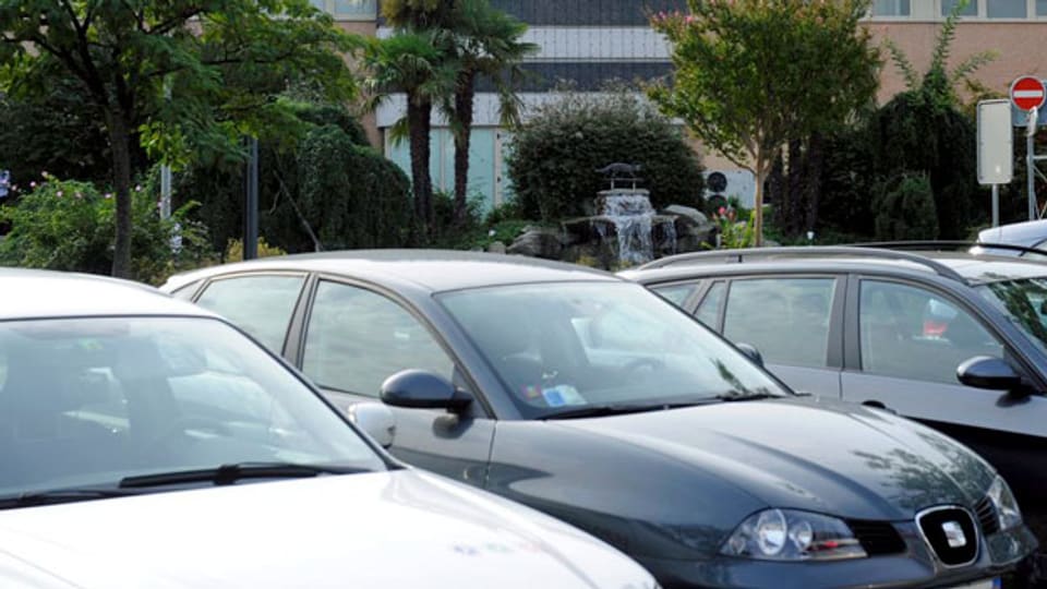 Autos vor einem Einkaufszentrum im Tessin. Die Kantonsregierung will mit Parkgebühren gegen Staus auf den Strassen vorgehen.