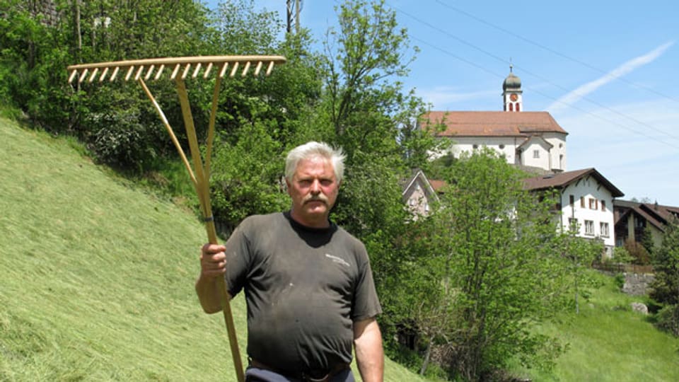 Der Landwirt und Gemeinde-Vizepräsident Markus Baumann (im Hintergrund die Kirche von Wassen).